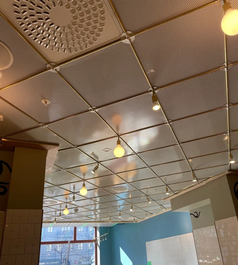 Rosett Ceiling i mässing och perforerad metall